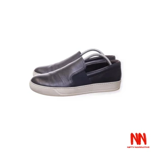 Lanvin skor - Loafers Lanvin Skick: 8/10, använda men i mycket fint skick! Strl: 42 EU. Kontakta oss gärna för frågor och fler bilder samt kolla in vår sida för fler plagg!