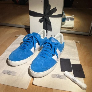 Valentino flycrew  - Säljer mina sjukt trendiga Valentino flycrew i nyskick (9.8/10)⭐️ Tillkommer: box, 2 dustbags, extra snören, Valentino kort och ”bag” för extra nitar. (Se bilderna) kan skicka med en extra original nit för 150kr extra. Hör av er vi frågor🙌🙌