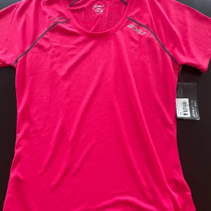 2XU topp - Oanvänd med prislappen kvar. Nypris 400kr