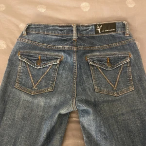 Lågmidjade bootcut jeans💓 - Väldigt fina 365 Sunshine jeans i storlek 34💕Bra skick💕Använd inte köp nu!