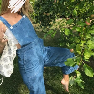 Hängselbyxor  - Säljer mina hängselbyxor från bershka i mycket gott skick! Har justerbara band och dragkedja i sidan. Bara fråga om du vill ha fler bilder 🥰 (originalpris: 550kr)