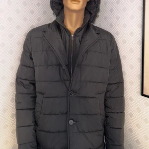 John Henric Jacka - John Henric vårjacka storlek M 9/10 skick. Tveka inte på att höra av dig vid funderingar 