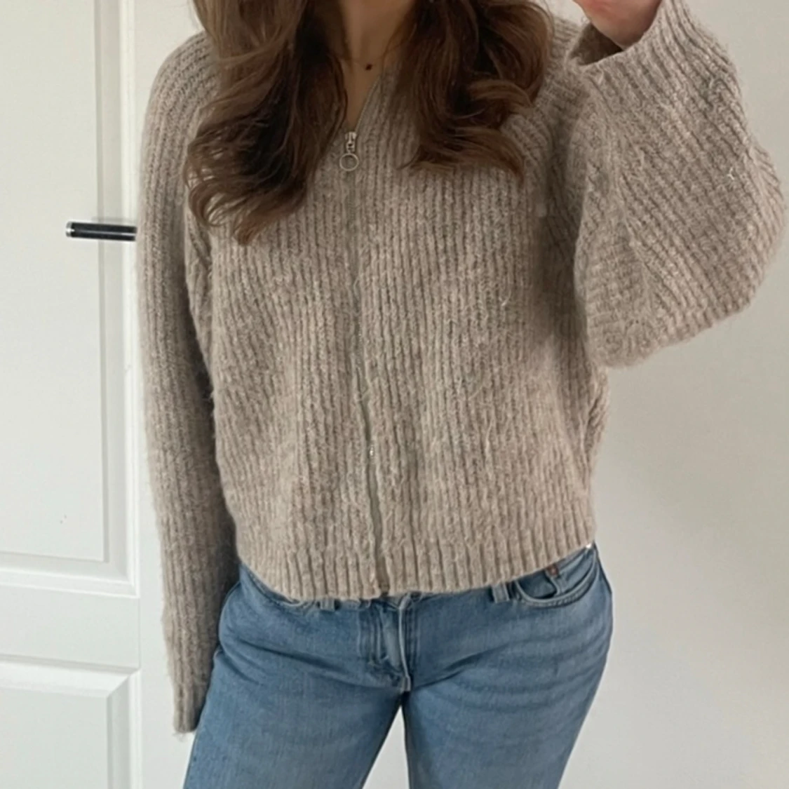 Beige stickad kofta från Edited 