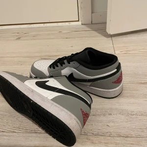Air Jordan 1 Low Smoke Grey - Säljer dessa riktigt feta skor!, säljes eftersom dom är för små., skick 9/10  Nypris 2500