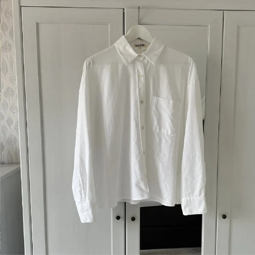 Säljer denna jättefina skjortan från DJERF AVENUE då den inte kommer till någon användning. Använd fåtal gånger ✨🩷🌸. Skjortor.