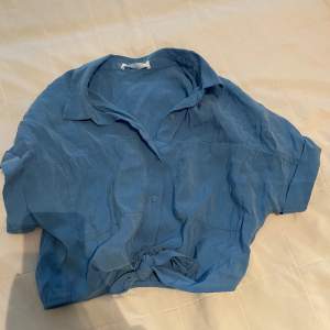 Jag säljer denna blå blusen från Zara med knytning ner till. Perfekt till stranden eller bara en varm sommardag💕