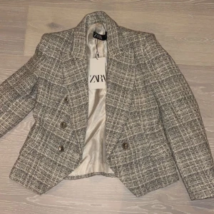 Kavaj  - En grå kavaj som är i storlek s.  Ordinarie pris 699kr  Säljer för 450kr 