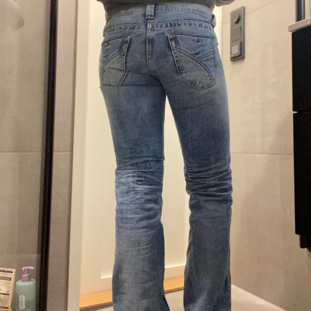 Säljer dessa jättesnygga lågmidjade jeans från pepe! Storlek w26 l32❤️ midjemåttet tvärs över är 38 cm och innerbenslängden 80 cm. Jättefina!. Jeans & Byxor.