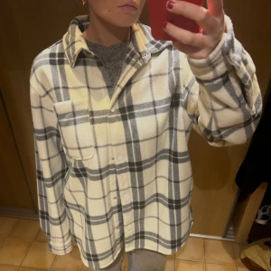 Overshirt⭐️⭐️💓💓😄👍 - Overshirt från weekday i typ fleece material iaf jätteskön😀😀🤘