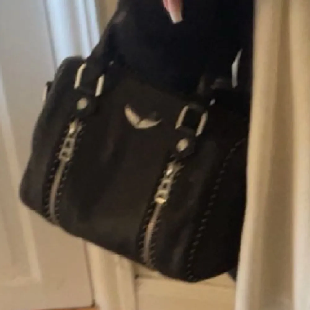 säljer denna zadig sunny bag, kan även byta mot en stella mccartney eller balenciaga väska. Näst minsta modellen . Väskor.