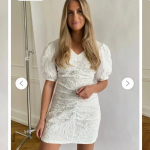 Studentklänning - Säljer min oanvända klänning från BYIC i storlek XS då den är för liten och tiden för retur utgått. 