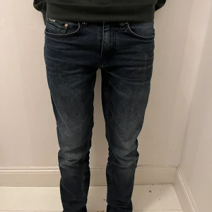 Lindbergh jeans slim - Snygga jeans från Lindbergh. Lågt pris pga lite opopulärt märke, men jeansen är fortfarande riktigt fina och bra kvalite. 29 i midjan och 32 i längd, inga defekter. Kontakta om ni har frågor!
