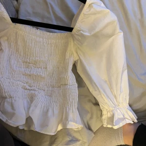 Blus - Jättefin tröja ifrån zara som är i strl s men passar mig som brukar ha xs🩷säljer den då den inte kommer till användning längre💕 köparen står för frakt! 