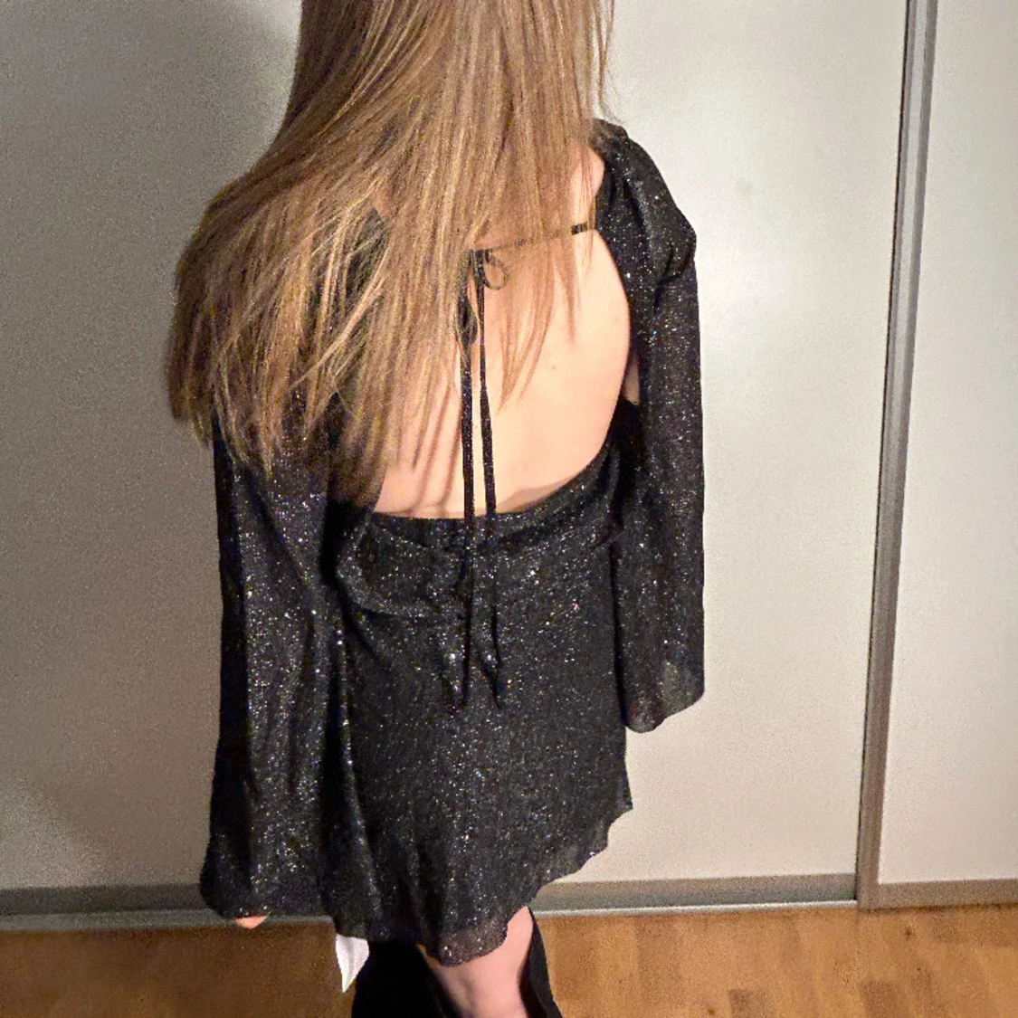 Glittrig festklänning  - 90