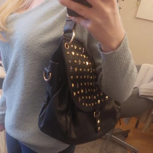 Väska - Jättefin väska som jag säljer då den inte kommer till användning 💓 Väskan har några små defekter bland annat på handtaget som man kan se på bilden
