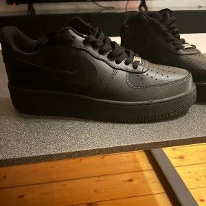 Nike air force1  - Säljer dessa svarta Nike air force 1 pågrund av att jag inte änvåser skorna och dom ser inte öns använda ut någon stans på skon 600 kronor prutat och klart nypris 1300