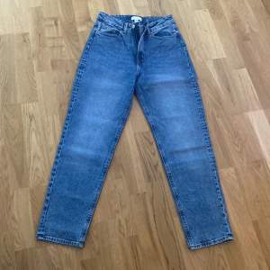 Ett par blå jeans från HM som aldrig används längre, jättebra i skick. Skulle säga att de är highwaist eller midwaist. Pris kan diskuteras 