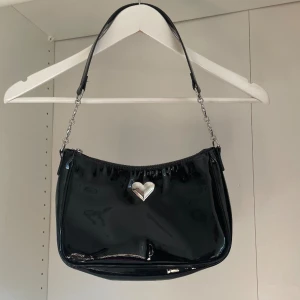 Söt lack väska - Söt lack väska från hm! Knappt använd. 