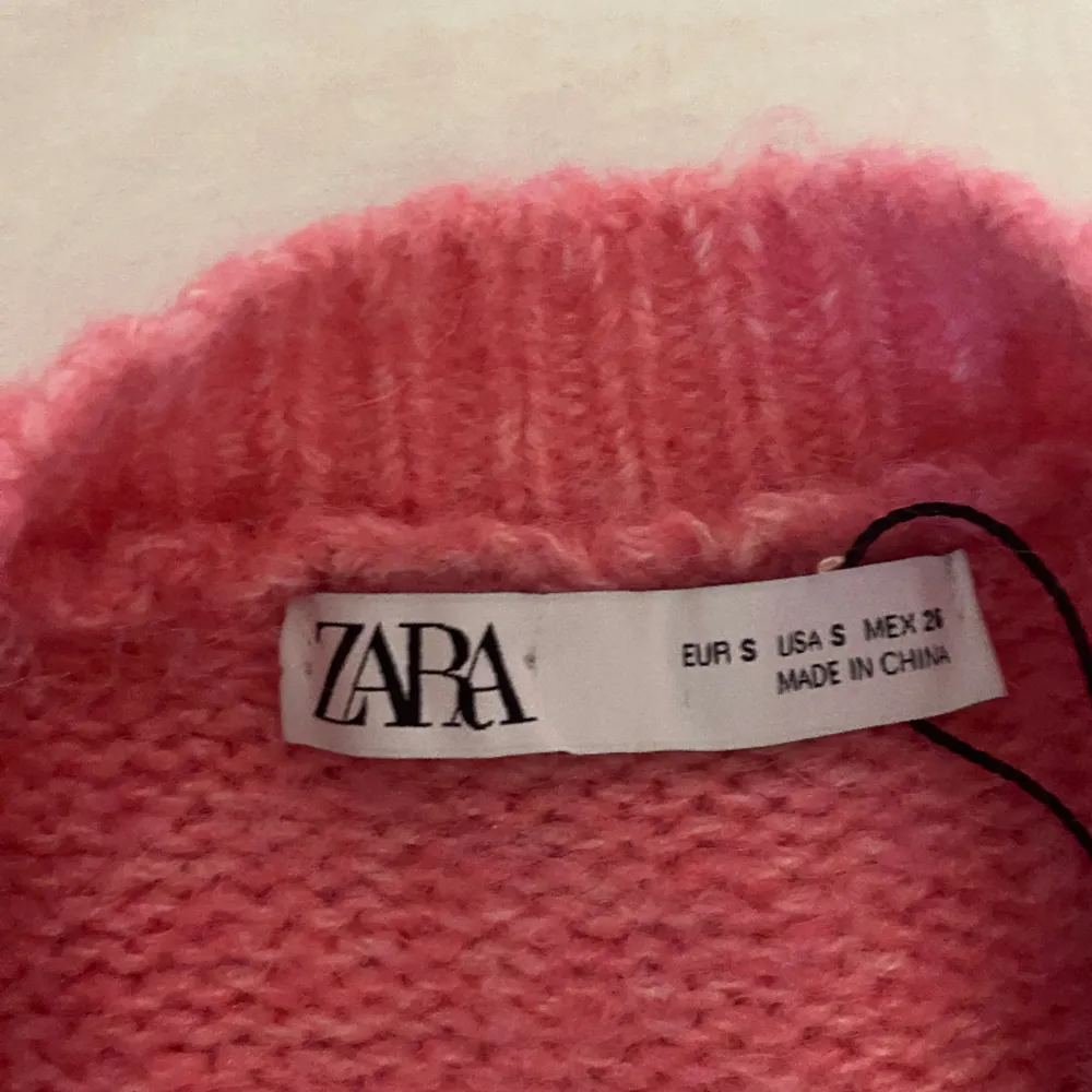 rosa stickad tröja från zara, använd 3 gånger💕💕💕 säljer då jag bytt stil. Stickat.