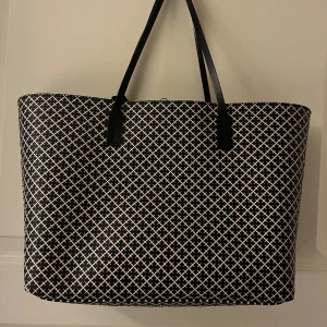By Malene Birger Abagail väska - Säljer mina Abagail printed tote bag från by Malene Birger. Väskan är använd men i väldigt gott skick och har inga defekter. Fler bilder kan bifogas om så önskas. Hör av er om ni har några funderingar!💗😊(nypris ligger runt 2 800 kr)