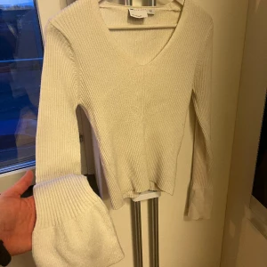Stickad tröja  - Bra skick!  Utsvängd längst ner på ärmen 🤍