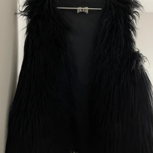 Fake päls väst - En svart päls väst köpt secondhand!   Skriv för mer bilder 💕