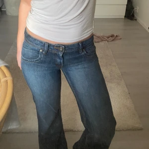 Lågmidjade jeans - Blå superfina lågmidjade jeans❣️innerbenslängd 77 cm och midjemått rakt över 38 cm