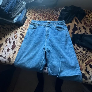 Asos jeans  - Förtjusande Asos jeans till salu till ett förmånligt pris! Om du har några frågor eller är intresserad av att köpa, är det bara att skicka ett meddelande. Förnya din stil med dessa trendiga Asos jeans – gör dem till dina idag!