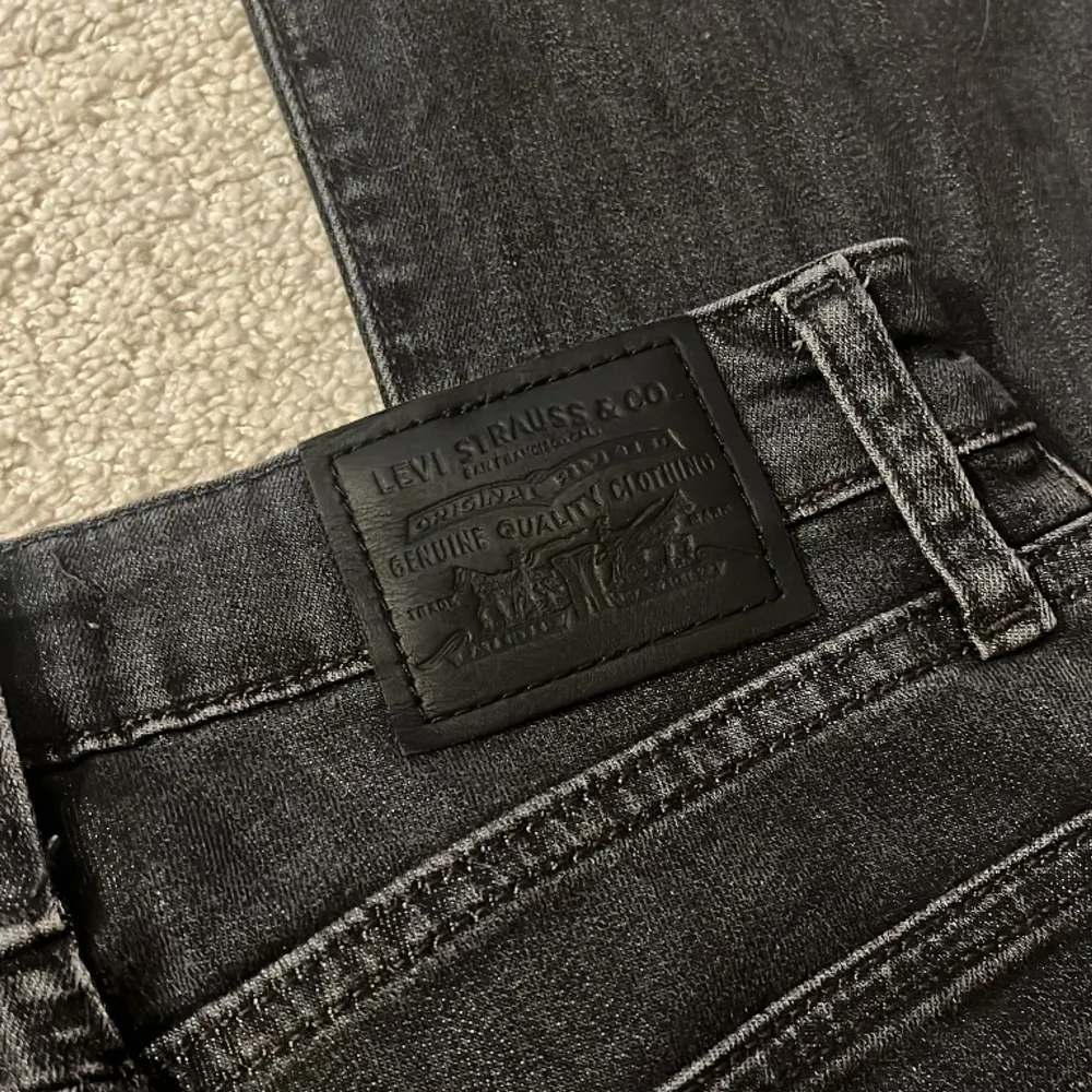 Jag säljer mina bootcut jeans ifrån Levis (Flare 726) då dem vad för korta när jag fick hem dem💘 Superbra skick då dem är helt oanvända och färgen är svart/mörkgrå. Ny pris 1 099 kr💓 Storleken är 24/30! Köparen står för frakten och har tar swish🩵. Jeans & Byxor.