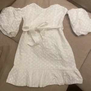 Klänning - Vit klänning från NAKD i storlek 36.  Är endast använd en halv dag och är inte smutsig eller trasig på något sätt.  Skulle säga att den är i nyskick🌟 Jag är 168cm lång Den är normal i storlek. Priset är diskuterbart! Fler bilder kan skickas privat😊