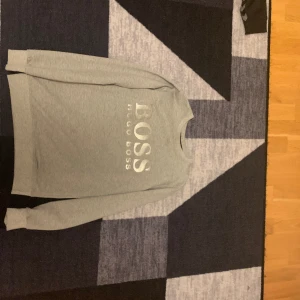 Hugo boss tröja  - Hej säljer min Hugo boss tröja 