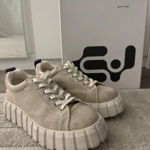Eytys - säljer mina supersnygga eytys som jag ej tror går att köpa längre, dem är knappt använda. nypris 1600🥰dem är i storlek 36 men skulle säga att de passar en 37 också
