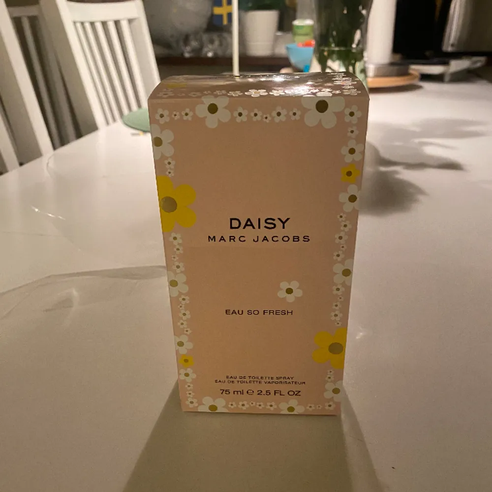 Helt ny Marc Jacobs parfym som det enbart har sprutats 3 sprut ifrån. Fick i födelsedagspresent, men det var tyvärr fel doft. Hela namnet är: Daisy Eau So Fresh Eau de Toilette. Den är 75ml och den är köpt för 720kr. Pris kan diskuteras💗. Övrigt.