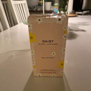 Helt ny Marc Jacobs parfym som det enbart har sprutats 3 sprut ifrån. Fick i födelsedagspresent, men det var tyvärr fel doft. Hela namnet är: Daisy Eau So Fresh Eau de Toilette. Den är 75ml och den är köpt för 720kr. Pris kan diskuteras💗