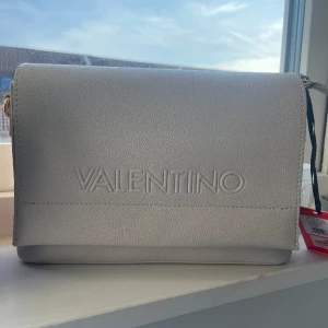 Valentino väska   - Helt oanvänd Valentino väska. Kommer med två axelband. Ett i läder och ett i kedija mönster.