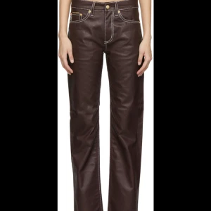 Eytys byxor - Säljer dessa supersnygga byxor från Eytys i skinnimitation, de är i färgen ”burgundy” och storleken är 28/32! 