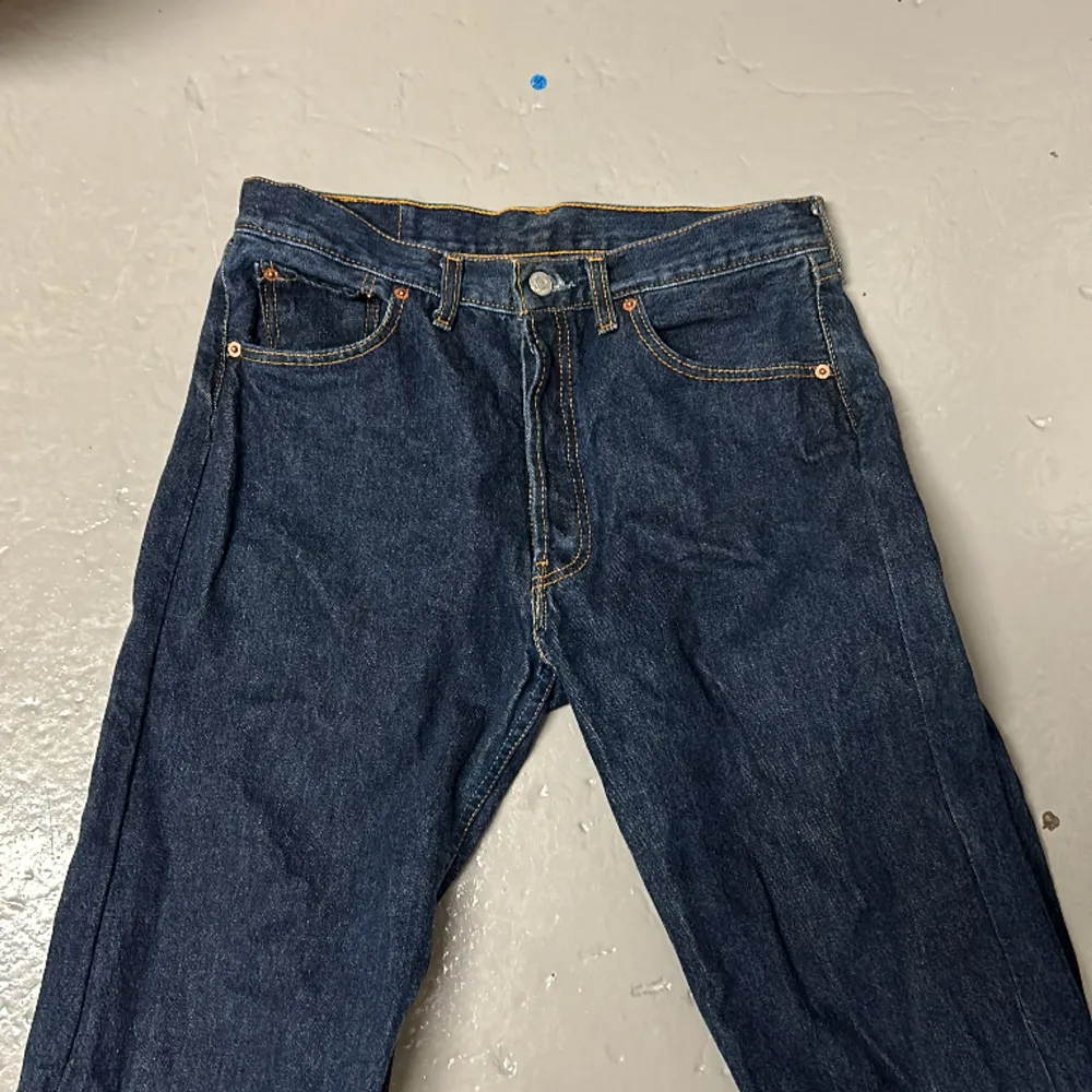 Tja säljer dessa Levis 501 jeans i märkblå för dig som gillar något stilrent hör av vid fundering! Storlek 32/34. Jeans & Byxor.