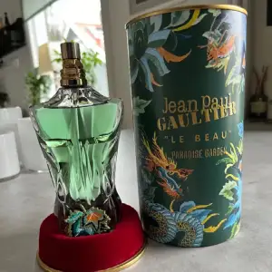 Säljer nu denna jättegoda Jean Paul Gaultier paradise garden i 5 ml för otroligt billigt, bara 119kr!!😇 Om ni har några funderingar eller frågor är det bara att kontakta mig😊