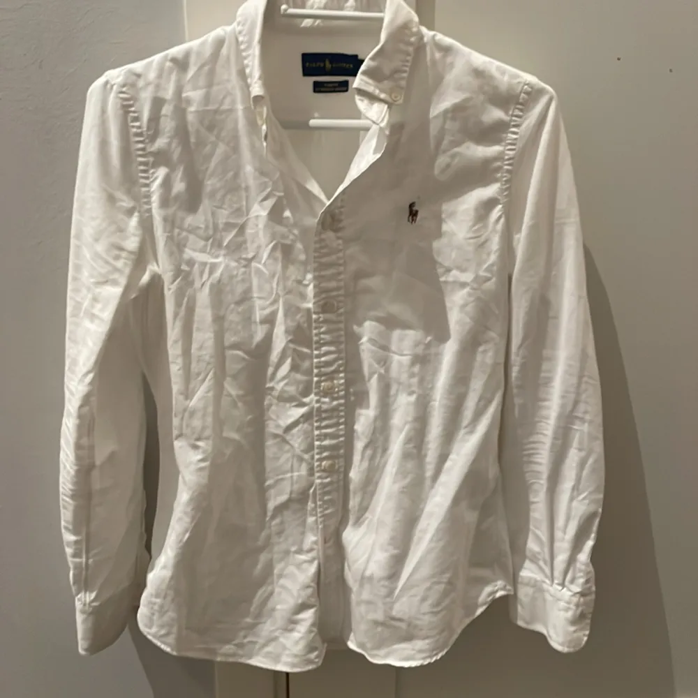 Säljer denna vita polo Ralph lauren skjorta som är skick 9/10. Den är perfekt nu för våren/sommaren. Har du några funderingar kring skjortan får du gärna höra av dig . Skjortor.