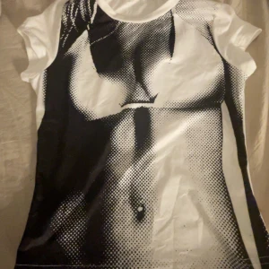 Y2k tröja - Säljer denna populära tröjan den är aldrig andvänd så j nyskick💗