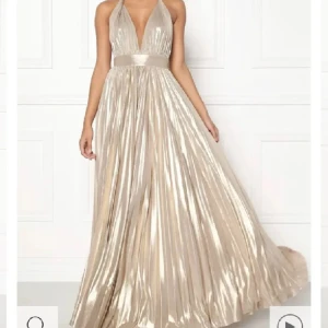 Balklänning  - Jättefin balklänning i färgen champagne. 