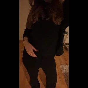 Svart långärmad tröja - Klassisk och fin svart långärmad tröja !! 📞🖤🗝️🐈‍⬛♟️