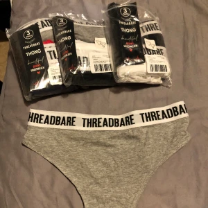 Högmidjade trosor med kant - String- högmidjade  Snygga att sticka upp ur byxor  3st Nya förpackningar( 9st) Köpta på asos Alla har plast kvar inuti förutom ett par som fastnade i förpackningen och revs bort 