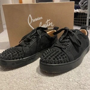 Louboutin skor - Storlek 38 Bra skick Fick dem av min brorsa men tror ej dem är äkta.