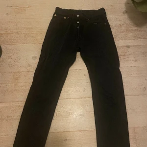 Vintage Levis jeans - Så snygga vintage Levis jeans🌟 De är lite slitna men det märks knappt. Köparen står för frakt.