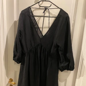 Kort klänning - Kort klänning ifrån hm, tunt material och i storlek s. Öppen rygg och perfekt till sommaren över en bikini eller till vardags