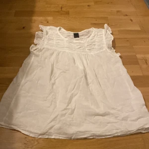 Vit kortärmad blus - Vit kortärmad blus från VILA clothes, aldrig använd