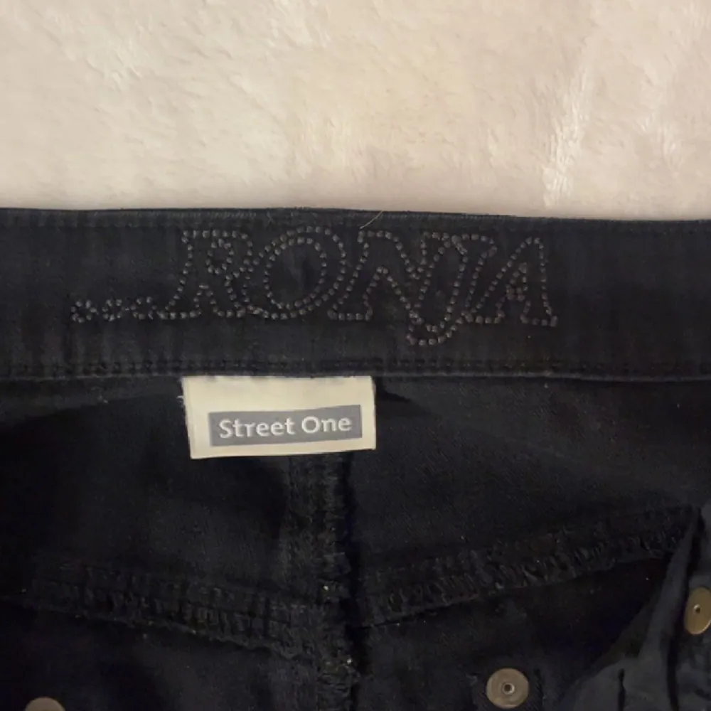 Bootcut jeans med detalj på rumpan. Jeans & Byxor.