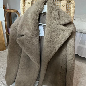 Fuskpäls jacka  - Jackan är helt ny och köpt på Other stories för 1800kr. Lappen finns kvar på jackan. Mitt pris är 700kr. 