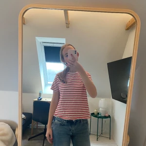 Randig Zara tröja  - Denna trendiga randiga tröja från Zara är i mycket bra skick och är i strl 164✨ 